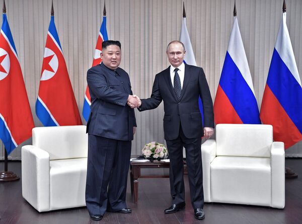 Владимир Путин и председатель Госсовета Корейской Народно-Демократической Республики Ким Чен Ын (слева) во время встречи Владимир Путин и председатель Госсовета Корейской Народно-Демократической Республики Ким Чен Ын (слева) во время встречи