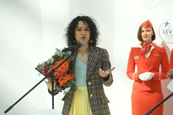 Категорию самая летающая журналистка, по мнению кабинных экипажей Аэрофлота, возглавляет Тина Канделаки. Категорию самая летающая журналистка, по мнению кабинных экипажей Аэрофлота, возглавляет Тина Канделаки.