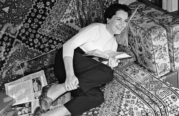 Актриса театра и кино Элина Быстрицкая у себя дома Актриса театра и кино Элина Быстрицкая у себя дома
