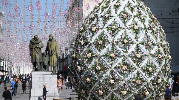 Гигантское пасхальное яйцо, установленное в Камергерском переулке в Москве в рамках фестиваля Пасхальный дар, посвященного празднованию Пасхи