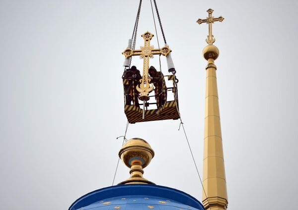 Установка крестов на купол Успенского собора в Екатеринбурге Установка крестов на купол Успенского собора в Екатеринбурге