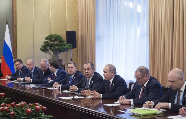 Президент РФ Владимир Путин во время встречи с президентом Республики Сербии Александром Вучичем на полях второго форума международного сотрудничества Один пояс - один путь в Пекине Президент РФ Владимир Путин во время встречи с президентом Республики Сербии Александром Вучичем на полях второго форума международного сотрудничества Один пояс - один путь в Пекине