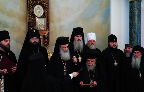 Патриарх Иерусалимский и всея Палестины Феофил III и представители российской делегации, прибывшие в Иерусалим для участия в церемонии схождения Благодатного огня, во время общей молитвы Патриарх Иерусалимский и всея Палестины Феофил III и представители российской делегации, прибывшие в Иерусалим для участия в церемонии схождения Благодатного огня, во время общей молитвы