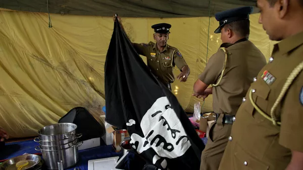 Сотрудники полиции Шри-Ланки во время антитеррористического рейда 
