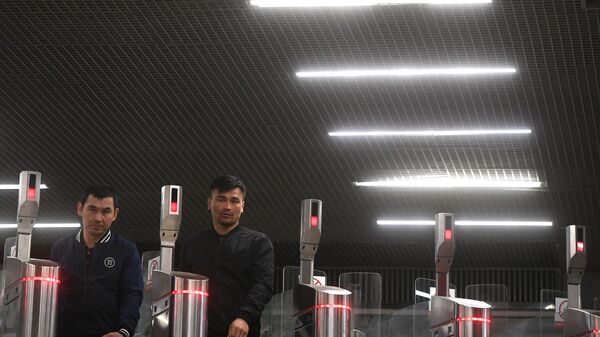 Пассажиры московского метро проходят через турникеты на станции Октябрьское Поле Пассажиры московского метро проходят через турникеты на станции Октябрьское Поле