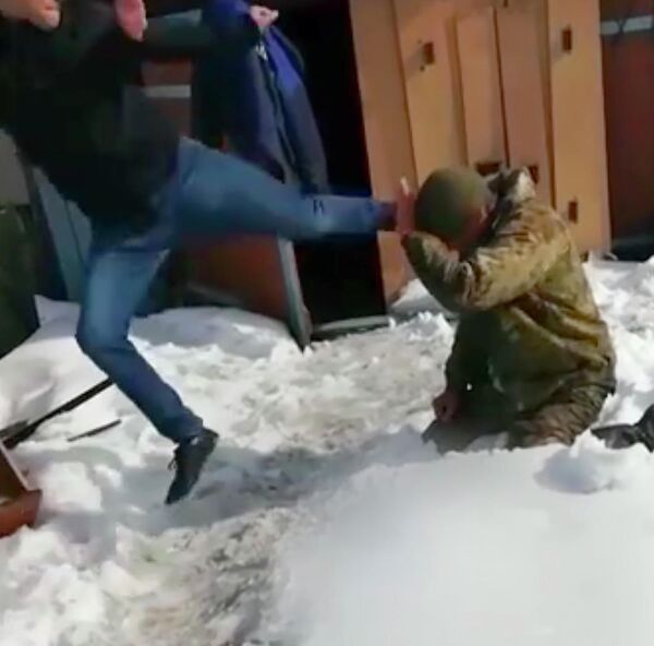 Стоп-кадр видео избиения мужчины в городе Тында Стоп-кадр видео избиения мужчины в городе Тында