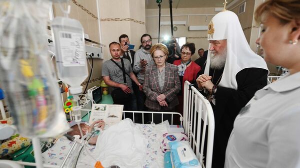 Патриарх Московский и всея Руси Кирилл у кроватки мальчика Мартина Патриарх Московский и всея Руси Кирилл у кроватки мальчика Мартина