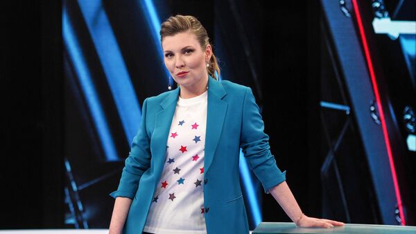Телеведущая Ольга Скабеева в студии 60 минут Телеведущая Ольга Скабеева в студии 60 минут