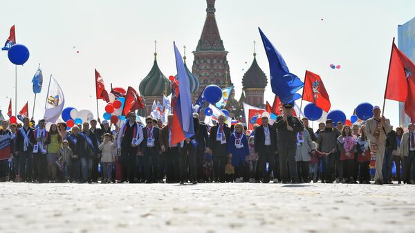 На первомайское шествие в Москве вышли более ста тысяч человек