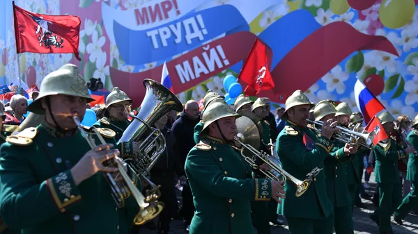 Участники первомайской демонстрации на Красной площади