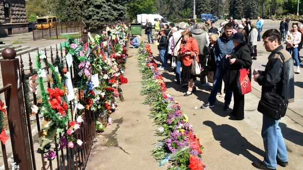Жители Одессы возлагают цветы на Куликовом поле во время траурных мероприятий, посвященных годовщине трагических событий 2 мая 2014 года Жители Одессы возлагают цветы на Куликовом поле во время траурных мероприятий, посвященных годовщине трагических событий 2 мая 2014 года
