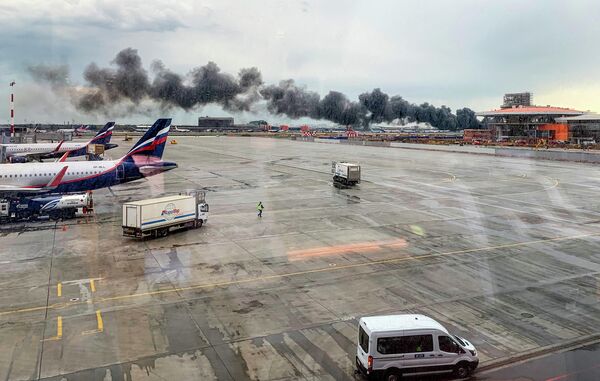 Самолет авиакомпании Аэрофлот Sukhoi Superjet 100, вернувшийся во время рейса Москва - Мурманск в аэропорт Шереметьево из-за возгорания на борту Самолет авиакомпании Аэрофлот Sukhoi Superjet 100, вернувшийся во время рейса Москва - Мурманск в аэропорт Шереметьево из-за возгорания на борту
