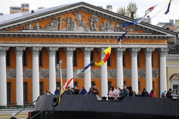 Посетители на ледоколе Мудьюг во время VI фестиваля ледоколов в Санкт-Петербурге Посетители на ледоколе Мудьюг во время VI фестиваля ледоколов в Санкт-Петербурге