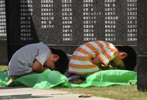 Дети во время молитвы у памятника погибшим в Битве за Окинаву