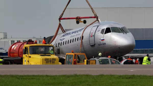 Обгоревший фюзеляж самолета компании Аэрофлот Sukhoi Superjet-100 на летном поле в аэропорту Шереметьево
