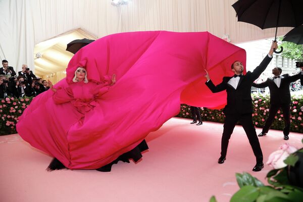 Певица Леди Гага на благотворительном балу Института костюма Met Gala 2019 в Нью-Йорке Певица Леди Гага на благотворительном балу Института костюма Met Gala 2019 в Нью-Йорке