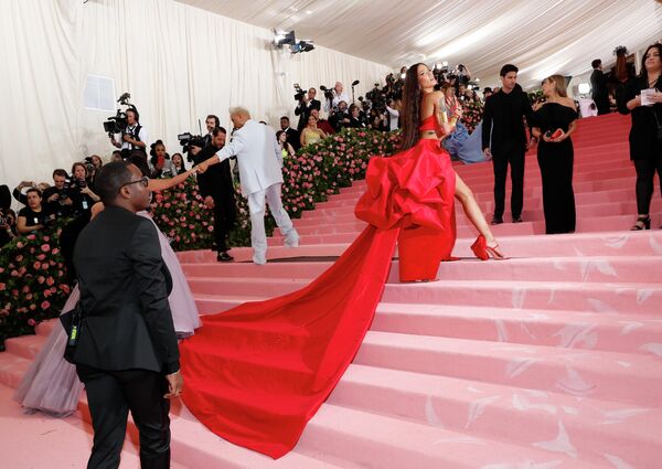 Певица Холзи на благотворительном балу Института костюма Met Gala 2019 в Нью-Йорке Певица Холзи на благотворительном балу Института костюма Met Gala 2019 в Нью-Йорке