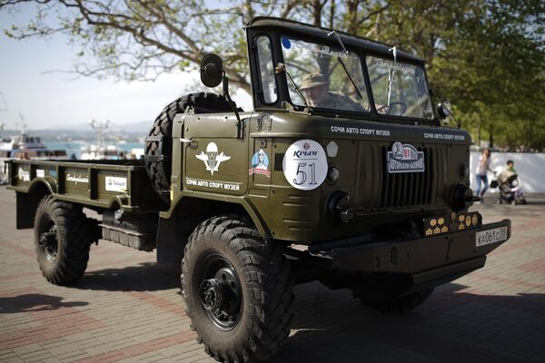 Участник юбилейного пятого авторалли Нахимов на автомобиле ГАЗ-66 после финиша в Геленджике Участник юбилейного пятого авторалли Нахимов на автомобиле ГАЗ-66 после финиша в Геленджике