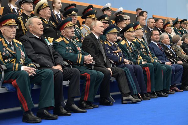 Президент России - верховный главнокомандующий вооруженными силами Владимир Путин и глава Совета безопасности Казахстана и председатель правящей партии Нур Отан Нурсултан Назарбаев на военном параде в честь 74-й годовщины Победы в ВОВ на Красной площади в Москве Президент России - верховный главнокомандующий вооруженными силами Владимир Путин и глава Совета безопасности Казахстана и председатель правящей партии Нур Отан Нурсултан Назарбаев на военном параде в честь 74-й годовщины Победы в ВОВ на Красной площади в Москве