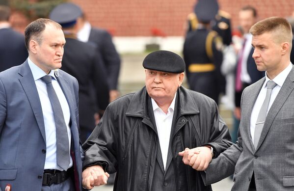 Экс-президент СССР Михаил Горбачев перед началом военного парада, посвящённого 74-й годовщине Победы в Великой Отечественной войне Экс-президент СССР Михаил Горбачев перед началом военного парада, посвящённого 74-й годовщине Победы в Великой Отечественной войне