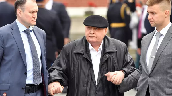 Экс-президент СССР Михаил Горбачев перед началом военного парада, посвящённого 74-й годовщине Победы в Великой Отечественной войне