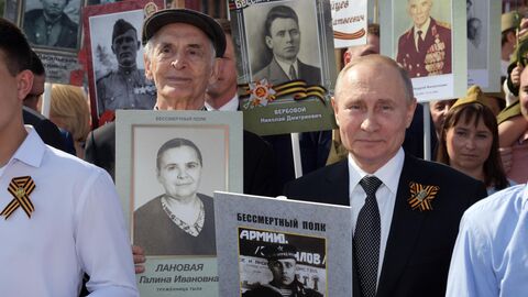 Президент России Владимир Путин с портретом своего отца-фронтовика Владимира Спиридоновича принимает участие в шествии патриотической акции Бессмертный полк в честь 74-й годовщины победы в Великой Отечественной войне 1941-1945 годов Президент России Владимир Путин с портретом своего отца-фронтовика Владимира Спиридоновича принимает участие в шествии патриотической акции Бессмертный полк в честь 74-й годовщины победы в Великой Отечественной войне 1941-1945 годов