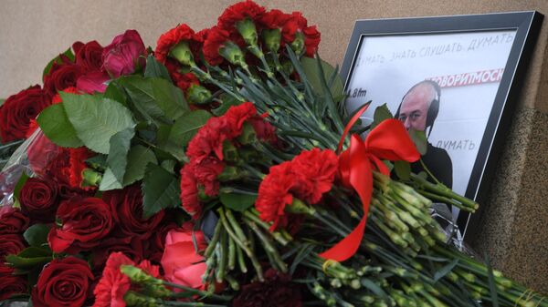 Цветы у здания редакции Говорит Москва в память о главном редакторе радиостанции Сергее Доренко