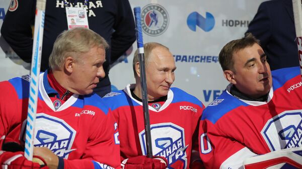 Президент РФ Владимир Путин перед началом гала-матча Ночной хоккейной лиги в ледовом дворце Большой в Сочи