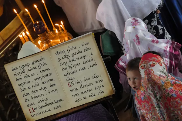 Религиозная книга и прихожане в одном из храмов духовного центра старообрядчества Рогожская слобода в Москве