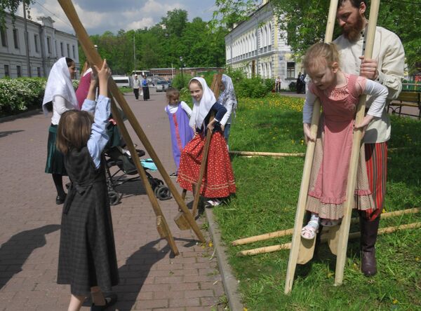 Участники развлечений на ходулях в день праздника Святых Жён-Мироносиц в духовном центре старообрядчества Рогожская слобода в Москве Участники развлечений на ходулях в день праздника Святых Жён-Мироносиц в духовном центре старообрядчества Рогожская слобода в Москве
