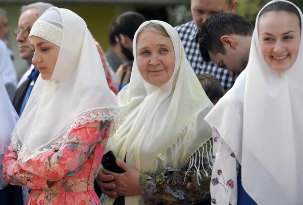 Женщины в платках во время праздника в духовном центре старообрядчества Рогожская слобода в Москве Женщины в платках во время праздника в духовном центре старообрядчества Рогожская слобода в Москве