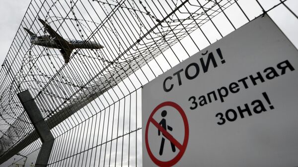 Самолет авиакомпании ЮТэйр заходит на посадку в аэропорту Внуково Самолет авиакомпании ЮТэйр заходит на посадку в аэропорту Внуково