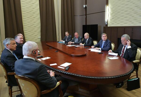 Президент РФ Владимир Путин во время встречи с госсекретарем США Майком Помпео и главой МИД РФ Сергеем Лавровым в Сочи Президент РФ Владимир Путин во время встречи с госсекретарем США Майком Помпео и главой МИД РФ Сергеем Лавровым в Сочи