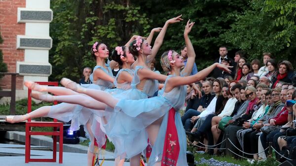 Сцена из спектакля Пионовая беседка, который проходит в рамках Международного театрального фестиваля имени А.П.Чехова в Москве, в Аптекарском огороде Сцена из спектакля Пионовая беседка, который проходит в рамках Международного театрального фестиваля имени А.П.Чехова в Москве, в Аптекарском огороде