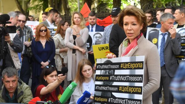 Член Общественной Палаты РФ, директор Института внешнеполитических проблем и инициатив Вероника Крашенинникова во время акции в поддержку Кирилла Вышинского у здания посольства Украины в Москве Член Общественной Палаты РФ, директор Института внешнеполитических проблем и инициатив Вероника Крашенинникова во время акции в поддержку Кирилла Вышинского у здания посольства Украины в Москве