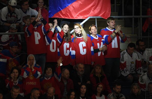 Болельщики сборной России во время матча группового этапа чемпионата мира по хоккею между сборными командами России и Чехии Болельщики сборной России во время матча группового этапа чемпионата мира по хоккею между сборными командами России и Чехии