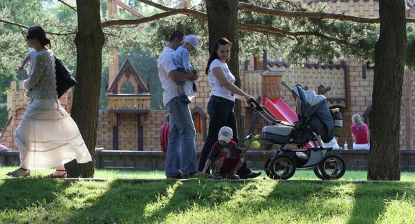 Отдых горожан в московском парке имени 50-летия Октября Отдых горожан в московском парке имени 50-летия Октября