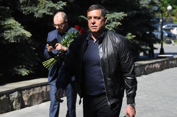 Журналист и продюсер Александр Любимов идет на церемонию прощания с главным редактором радиостанции Говорит Москва Сергеем Доренко Журналист и продюсер Александр Любимов идет на церемонию прощания с главным редактором радиостанции Говорит Москва Сергеем Доренко