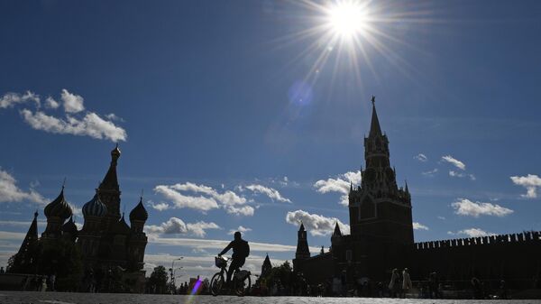 Туристы на Красной площади в Москве.