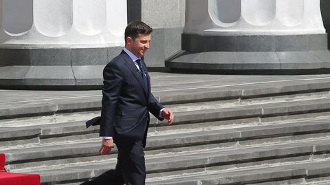 Избранный президент Украины Владимир Зеленский после церемонии инаугурации в Верховной Раде в Киеве. 20 мая 2019 Избранный президент Украины Владимир Зеленский после церемонии инаугурации в Верховной Раде в Киеве. 20 мая 2019