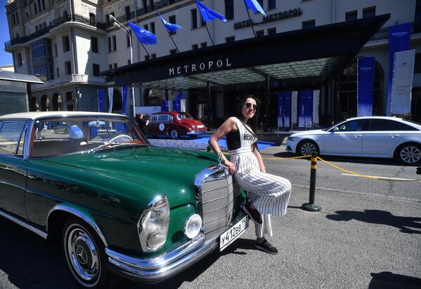 Девушка у автомобиля Mercedes-Benz Ретро 1961-65 220 SE Coupe, который принимает участие в ралли классических ретро-автомобилей в Москве Девушка у автомобиля Mercedes-Benz Ретро 1961-65 220 SE Coupe, который принимает участие в ралли классических ретро-автомобилей в Москве