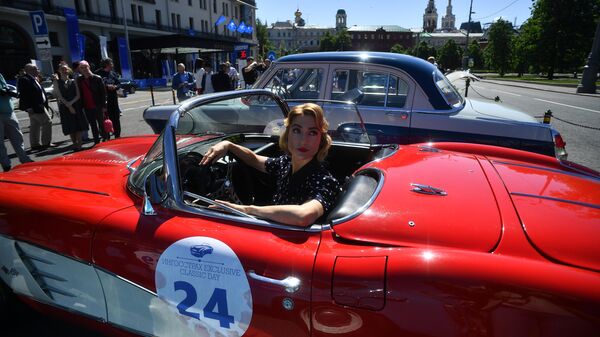 Девушка в автомобиле Chevrolet 1962 Corvette GM, который принимает участие в ралли классических ретро-автомобилей в Москве Девушка в автомобиле Chevrolet 1962 Corvette GM, который принимает участие в ралли классических ретро-автомобилей в Москве