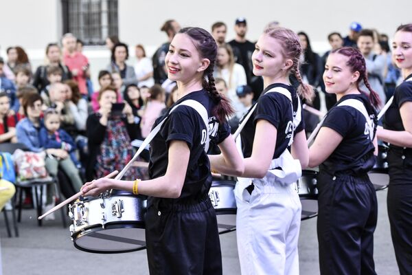Участники барабанного шоу на фестивале Drumsfest Russia (Парад ударных инструментов) в рамках акции Ночь музеев во дворе Музея Москвы на Зубовском бульваре Участники барабанного шоу на фестивале Drumsfest Russia (Парад ударных инструментов) в рамках акции Ночь музеев во дворе Музея Москвы на Зубовском бульваре