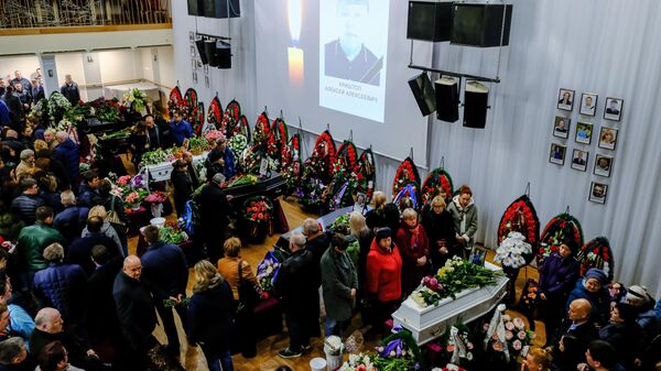 Церемония прощания с жителями Мурманской области, погибшими в катастрофе самолета компании Аэрофлот Sukhoi Superjet-100 в аэропорту Шереметьево Церемония прощания с жителями Мурманской области, погибшими в катастрофе самолета компании Аэрофлот Sukhoi Superjet-100 в аэропорту Шереметьево