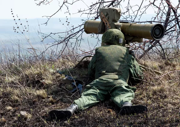 Боец стреляет из переносного противотанкового ракетного комплекса Фагот во время тактических учений Боец стреляет из переносного противотанкового ракетного комплекса Фагот во время тактических учений
