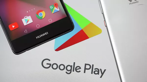 Смартфон Huawei и логотип Google Play