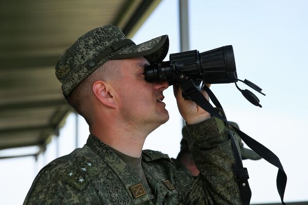 Военнослужащий наблюдает за ходом всеармейского конкурса Чистое небо на полигоне Ейский Учебного центра войсковой противовоздушной обороны Военнослужащий наблюдает за ходом всеармейского конкурса Чистое небо на полигоне Ейский Учебного центра войсковой противовоздушной обороны