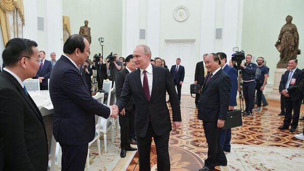 Президент РФ Владимир Путин знакомится с делегацией во время встречи с премьер-министром Вьетнама Нгуеном Суаном Фуком Президент РФ Владимир Путин знакомится с делегацией во время встречи с премьер-министром Вьетнама Нгуеном Суаном Фуком