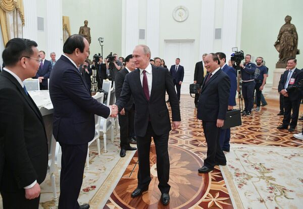 Президент РФ Владимир Путин знакомится с делегацией во время встречи с премьер-министром Вьетнама Нгуеном Суаном Фуком Президент РФ Владимир Путин знакомится с делегацией во время встречи с премьер-министром Вьетнама Нгуеном Суаном Фуком
