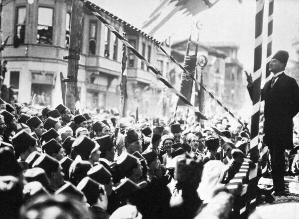Президент Турции Мустафа Кемаль Ататюрк выступает в Бурсе, 1924 год Президент Турции Мустафа Кемаль Ататюрк выступает в Бурсе, 1924 год